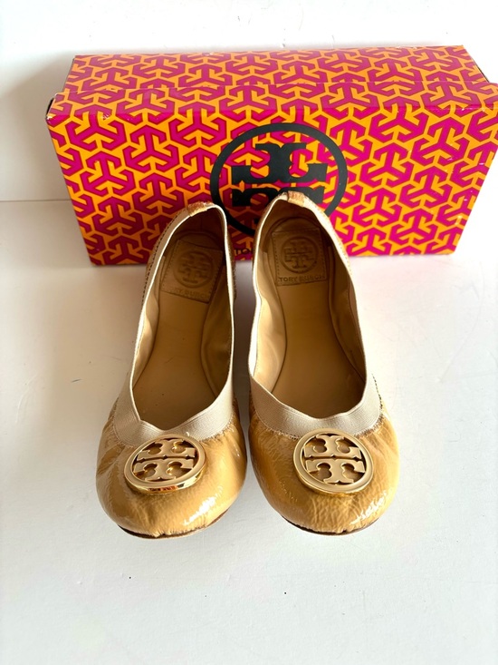 Tory Burch Shoes - TORY BURCH Caroline nude patent leather logo toe detail ballet flats 8